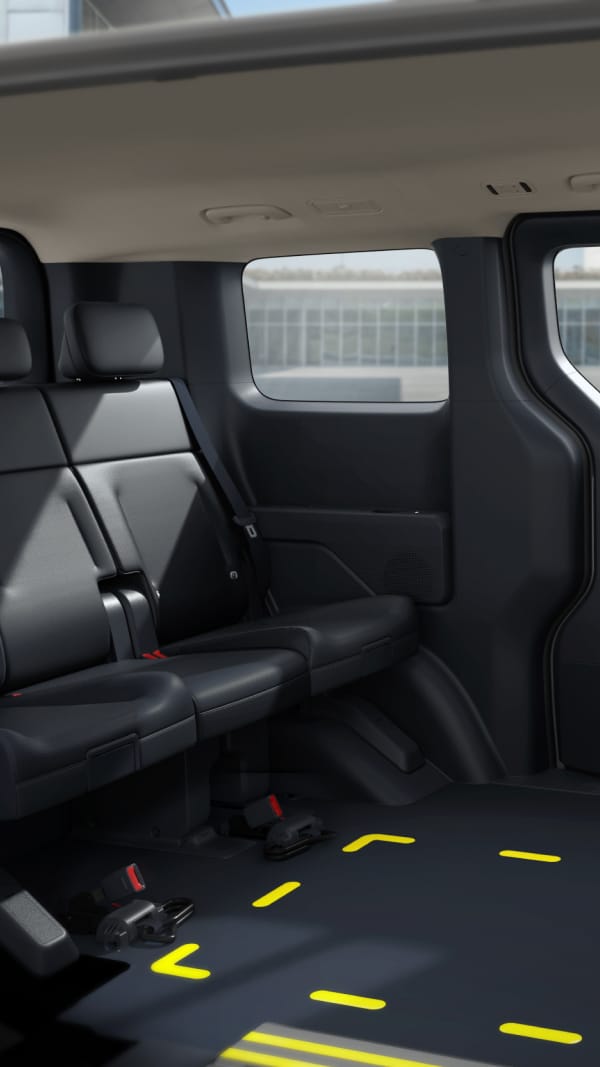 Fondraum des Kia PV5 WAV mit 60:40-Klappsitzen und Rollstuhlplatz für eine gemeinsame, komfortable Fahrt.